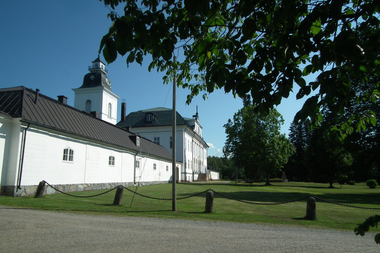 Korsholms kyrka i sommarskrud