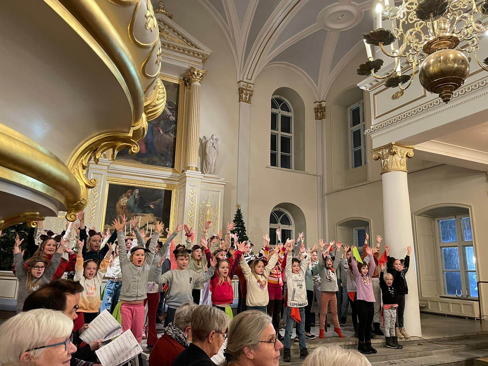 Barnkörer och vuxenkör i Korsholms kyrka