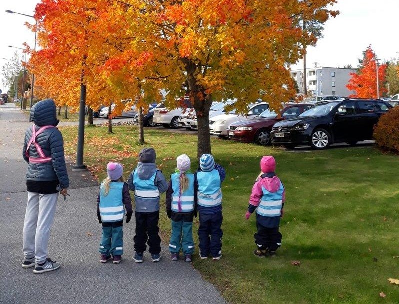 Barn beundrar färgglatt träd.