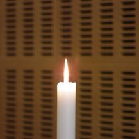 Ljus på altaret i Smedsby församlingsgård
