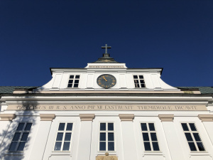 Fasaden på Korsholms kyrka mot klarblå himmel
