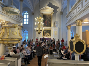 Barn och vuxna sjunger i Korsholms kyrka