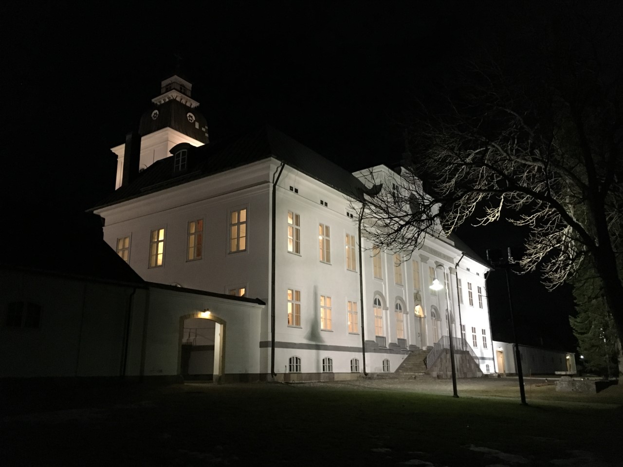 Långfredagens konsert (bandad) Korsholms vita kyrka i kvällsmörker