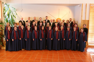 Konsert MARIAS LOVSÅNG Kammarkören Psallite i blå kördräkter och mörka kostymer