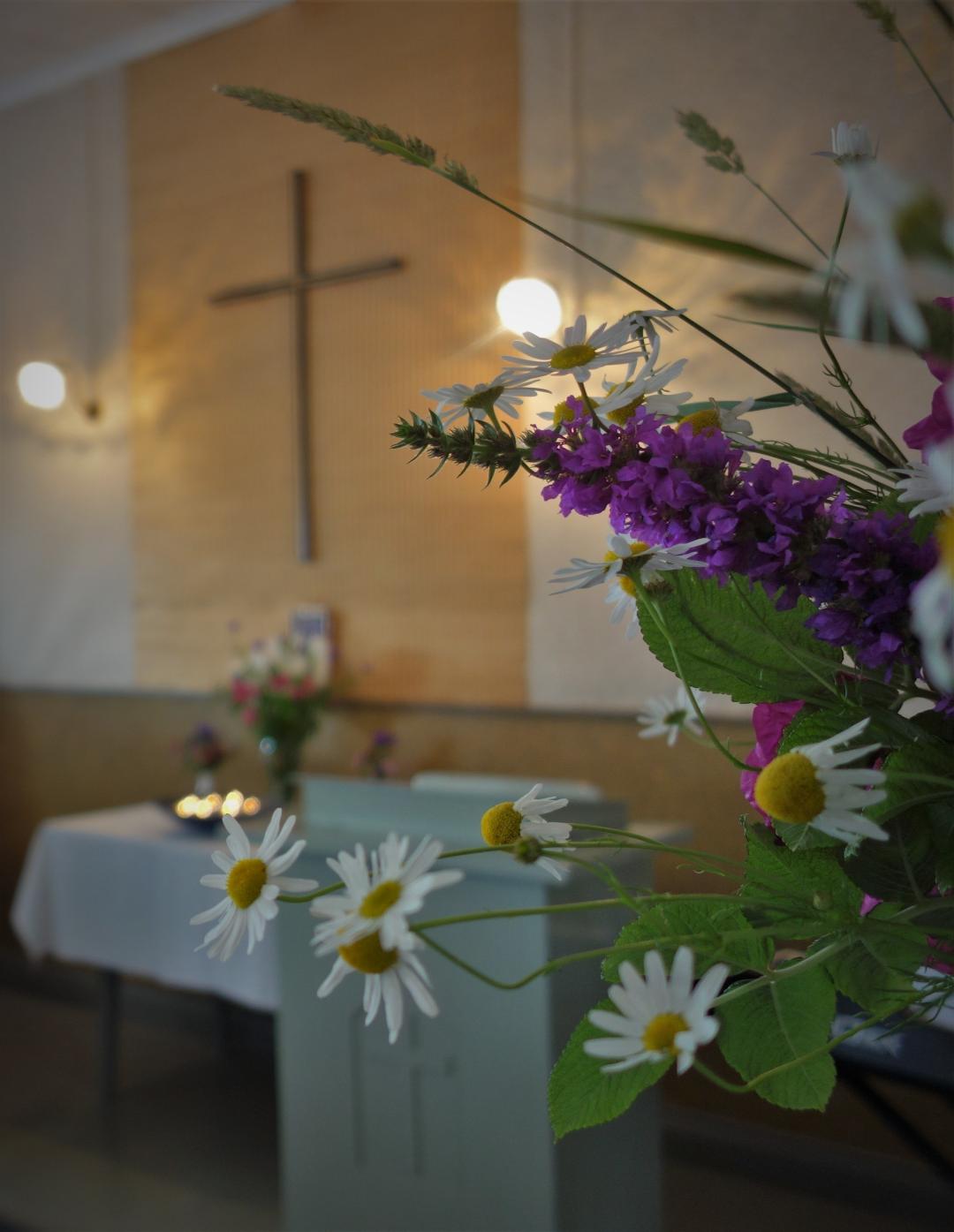 Sommarfoto med blommor i Älvkyrkan
