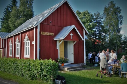 Älvkyrkan i sommarskrud