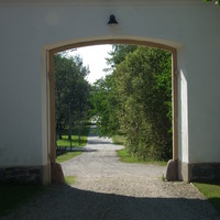 Porten in till gården vid Korsholms kyrka