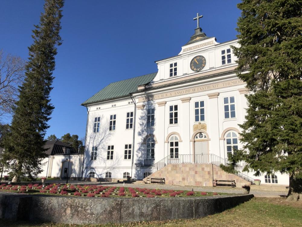 Korsholms vita kyrka med de stupades gravar i förgrunden