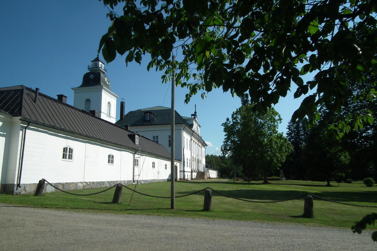 Korsholms kyrka i sommarskrud